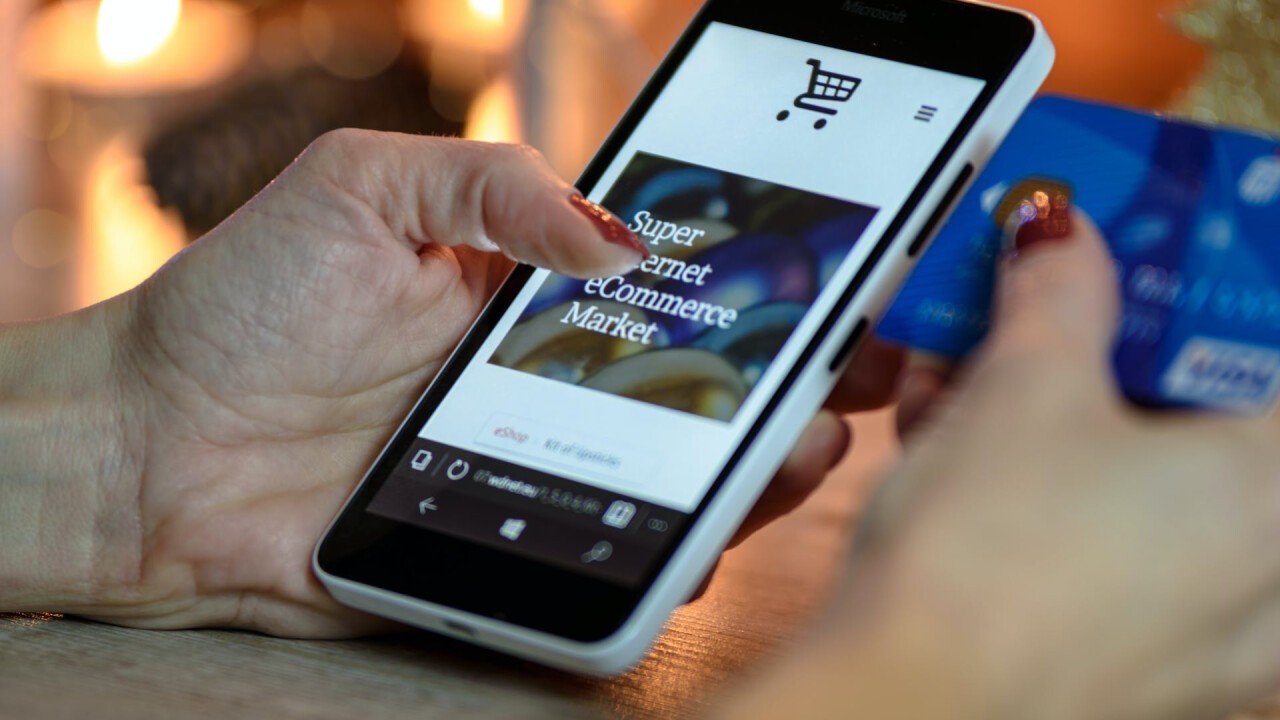 Ganz einfach online Einkaufen mit der HOGASHOP App auf einem Mobilgerät in einer Metzgerei reduziert Fehler und erspart wertvolle Zeit.