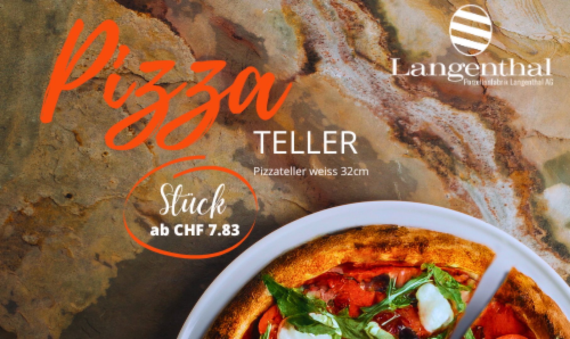 Ein weisser Teller mit einer Pizza, belegt mit Gemüse und Tomaten, steht auf einer braunen Steinplatte. Der Text lautet: Pizzateller, Pizzateller weiss 32 cm, Stück ab CHF 7.83. Das Langenthal-Logo erscheint in der oberen rechten Ecke.