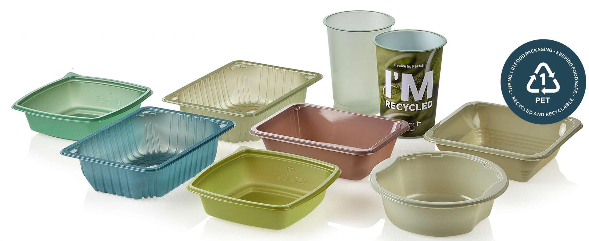 Différents récipients et gobelets en plastique colorés pour aliments sont exposés sur une surface blanche. Un autocollant circulaire indique que les articles sont fabriqués à partir de plastique PET recyclé et recyclable.