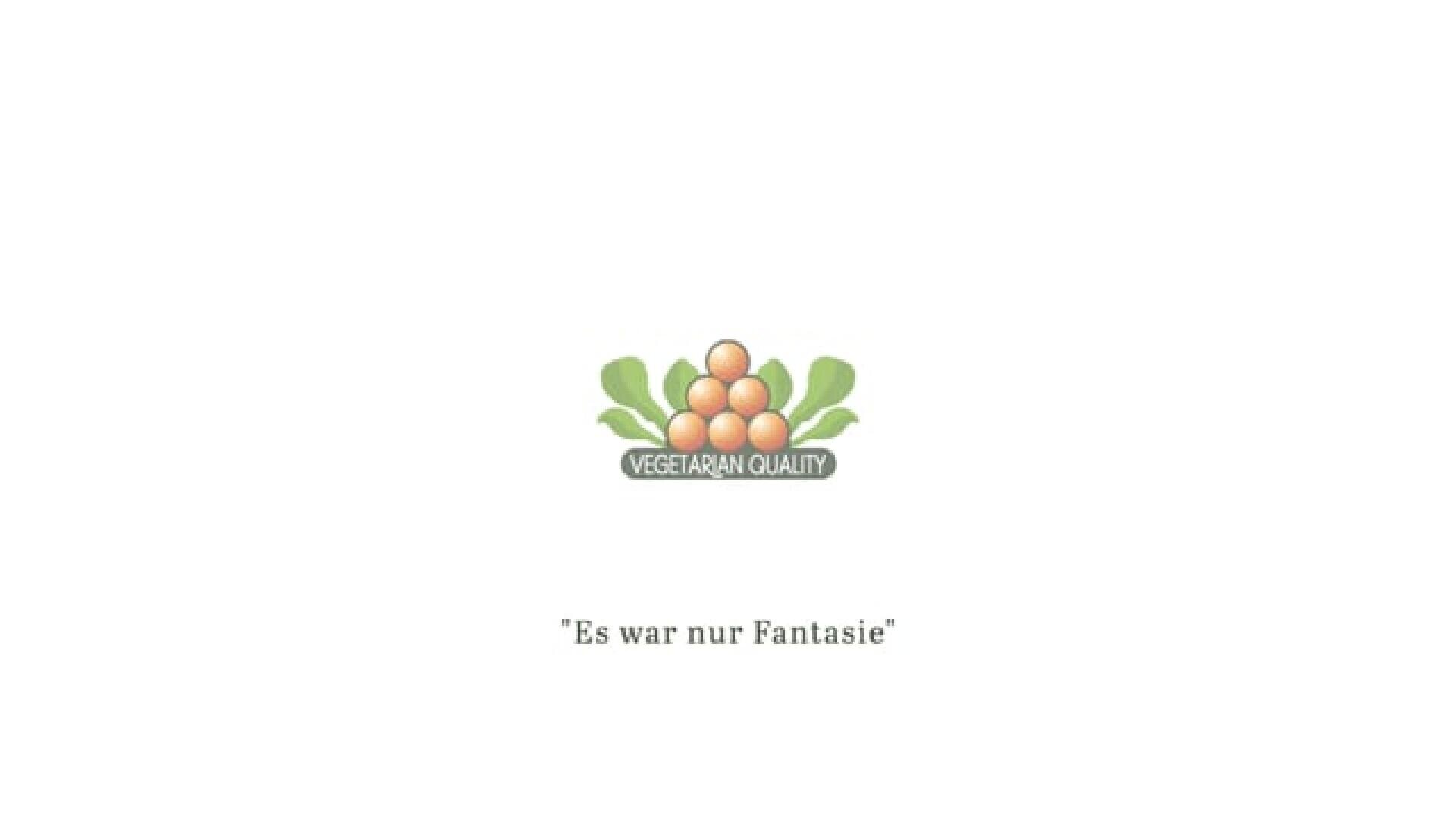 Ein Logo mit sechs in einem Dreieck angeordneten braunen Eiern über grünen Blättern und dem Schriftzug VEGETARIAN QUALITY. Unter dem Logo steht der deutsche Satz Es war nur Fantasie auf weißem Hintergrund.