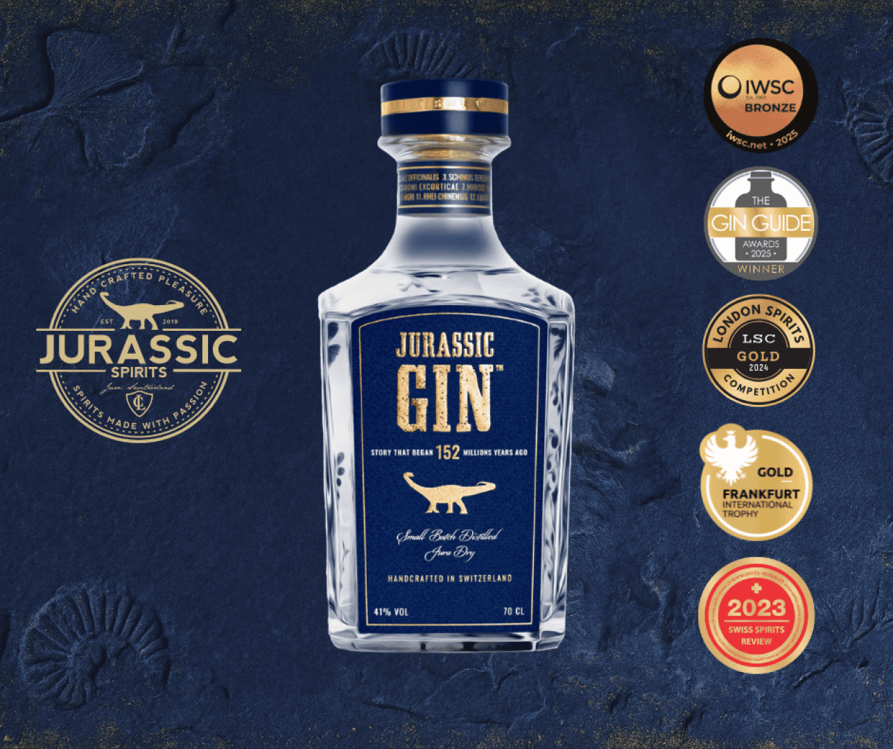 Une bouteille de Jurassic Gin sur un fond bleu foncé texturé, entourée de cinq médailles, dont IWSC Bronze, The Gin Guide Awards, LSC Gold, Frankfurt Gold et une médaille Spirits Selection 2023.
