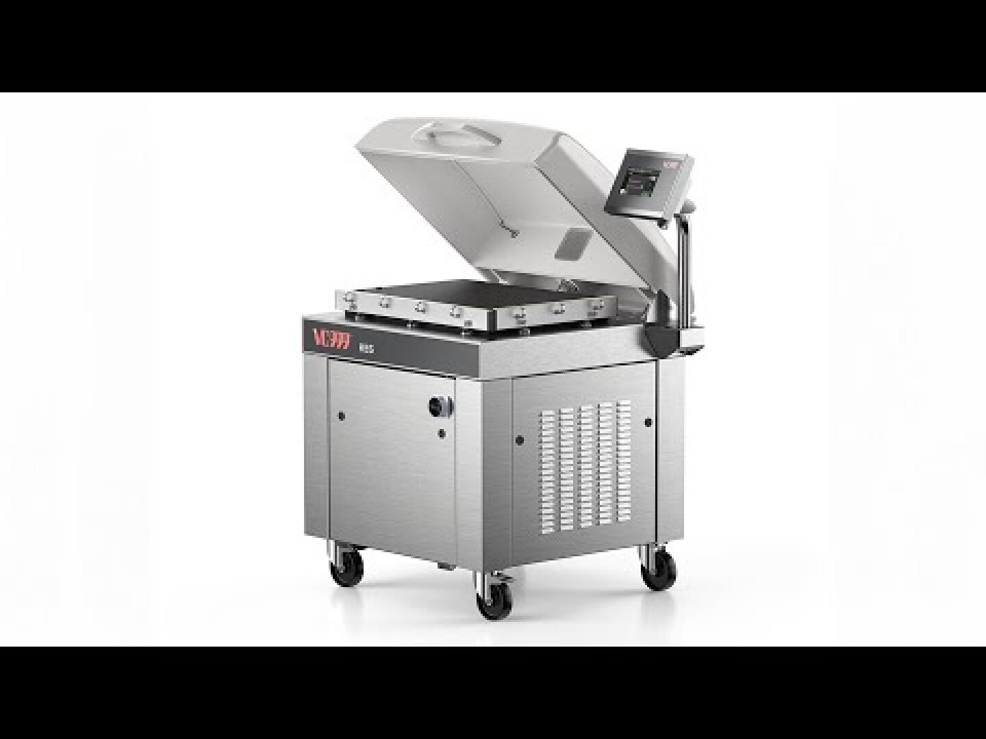 Une machine d'emballage sous vide industrielle en acier inoxydable avec un couvercle ouvert, un panneau de commande numérique et quatre roues, représentée sur un fond blanc.