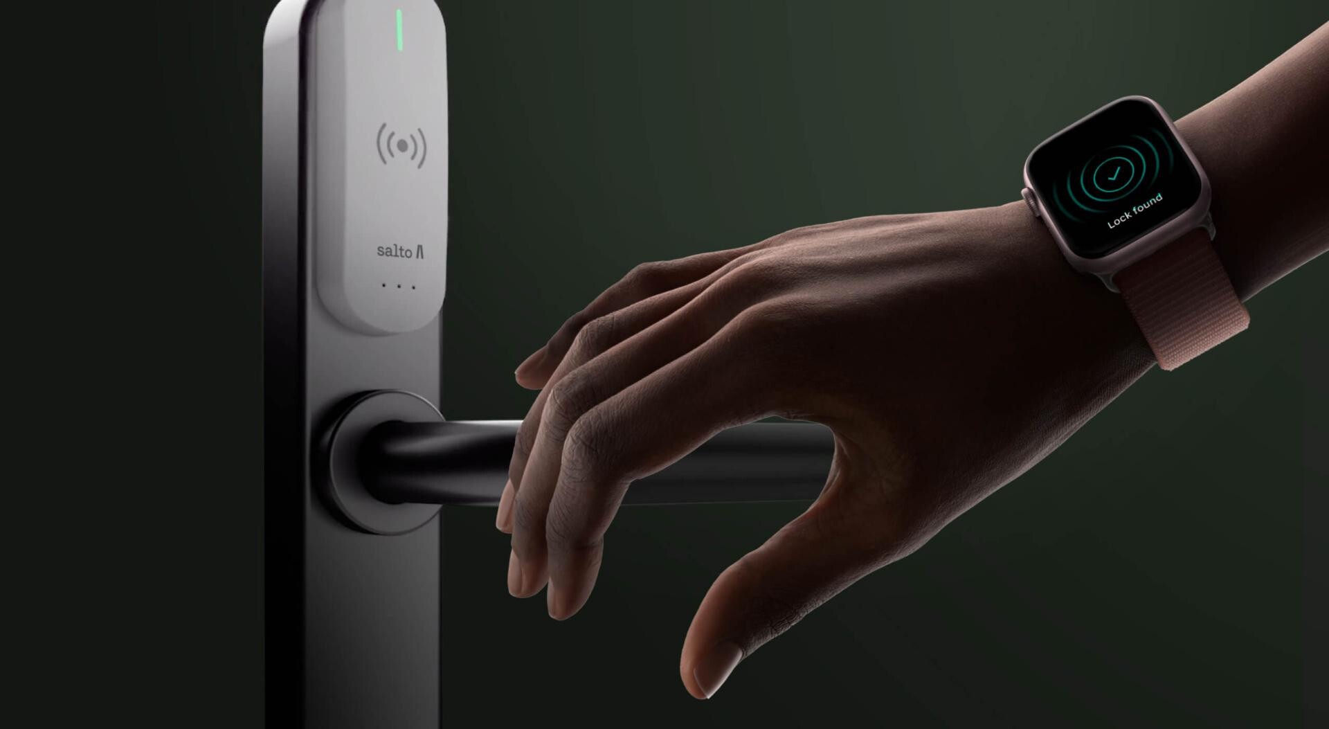 Eine Person mit einer Smartwatch öffnet ein modernes elektronisches Türschloss, indem sie ihre Hand auf den Türgriff legt. Das Schloss verfügt über Kontrollleuchten und ein elegantes, metallisches Design vor dunklem Hintergrund.