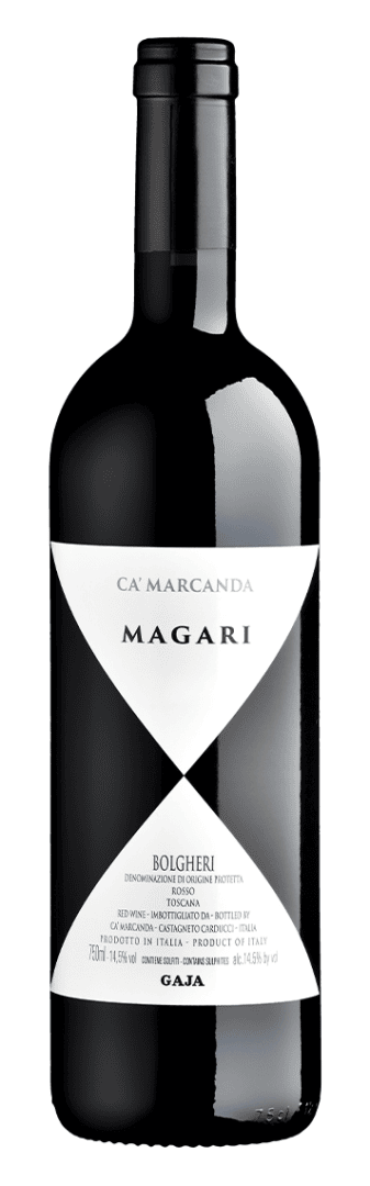 Une bouteille de vin rouge Ca Marcanda Magari avec une étiquette géométrique noire et blanche comportant les noms Ca Marcanda et Magari et des informations sur son origine à Bolgheri, en Toscane.