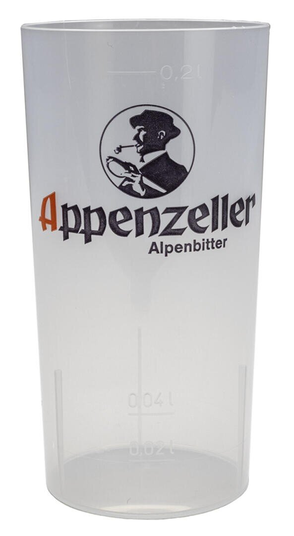 Gobelet en plastique transparent avec le logo Appenzeller Alpenbitter représentant la silhouette d'un homme de profil portant un chapeau et fumant la pipe, avec des marques de mesure sur le côté.