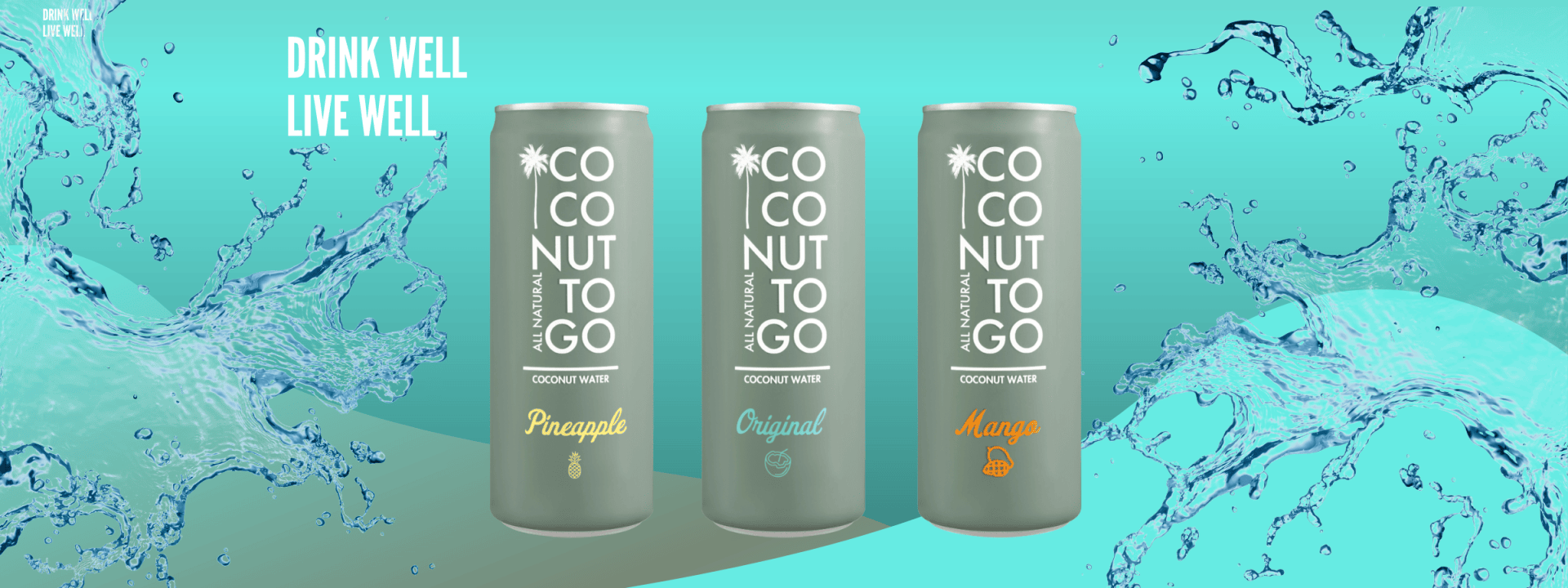 Drei Dosen Kokoswasser „Coconut To Go“ in den Geschmacksrichtungen Ananas, Original und Mango werden vor einem blaugrünen Hintergrund mit spritzendem Wasser und dem Slogan „Drink Well Live Well“ in weißer Schrift präsentiert.