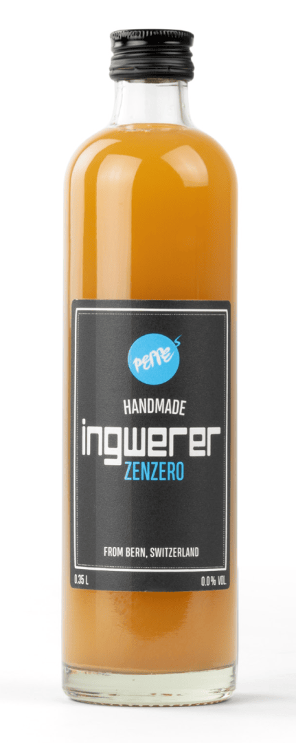 Une bouteille en verre transparent contenant un liquide ambré, étiquetée « Peppe Handmade Ingwerer Zenzero » de Berne, en Suisse. L'étiquette est noire avec un texte blanc et bleu et indique 0,35 L et 0,0 % vol.